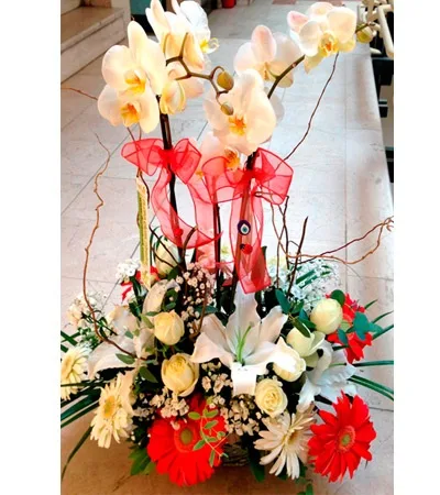 Korb mit Orchidee, Rosen und Lilien